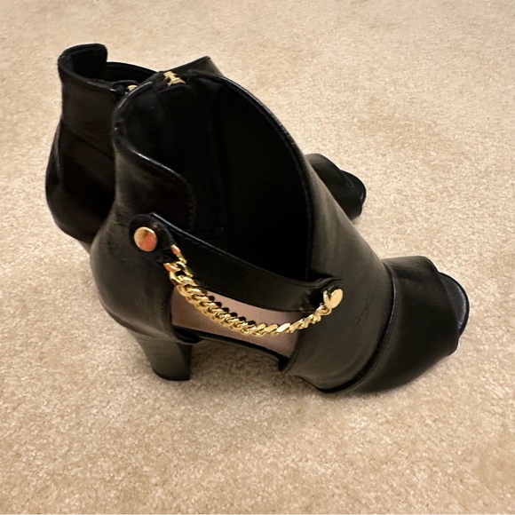 ⭐️ Black 8.5 Heeled Boots with Gold Chain Accent - Picture 2 of 9